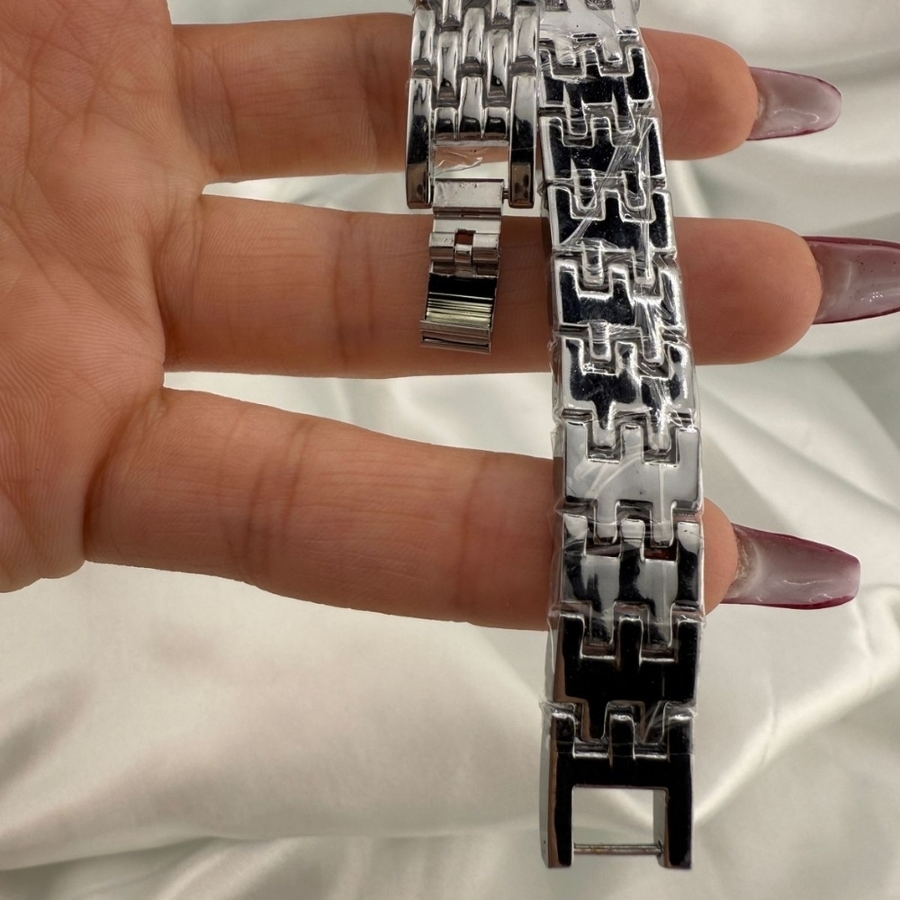 Unique Panthere Classic Silver Watch with Crystal Accents - Picture 5 of 7